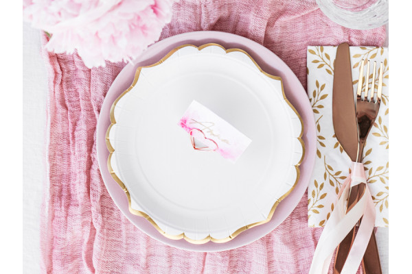 assiettes blanches ambiance rose