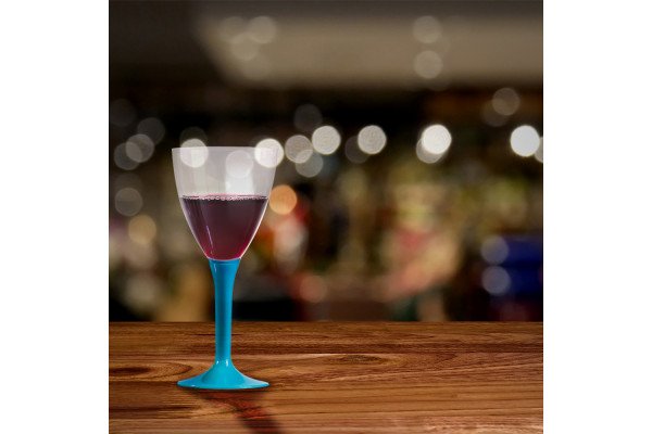 Verre en vin à verre en plastique rempli sur décor