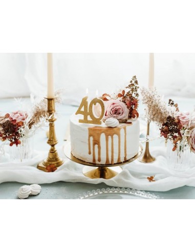 Gâteau D'anniversaire De 40 Ans Avec Bougies Allumées Et Bannière  D'anniversaire De Confettis
