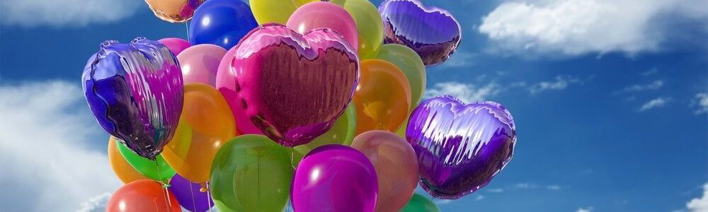 Ballons de baudruche rempli d'hélium dans le ciel
