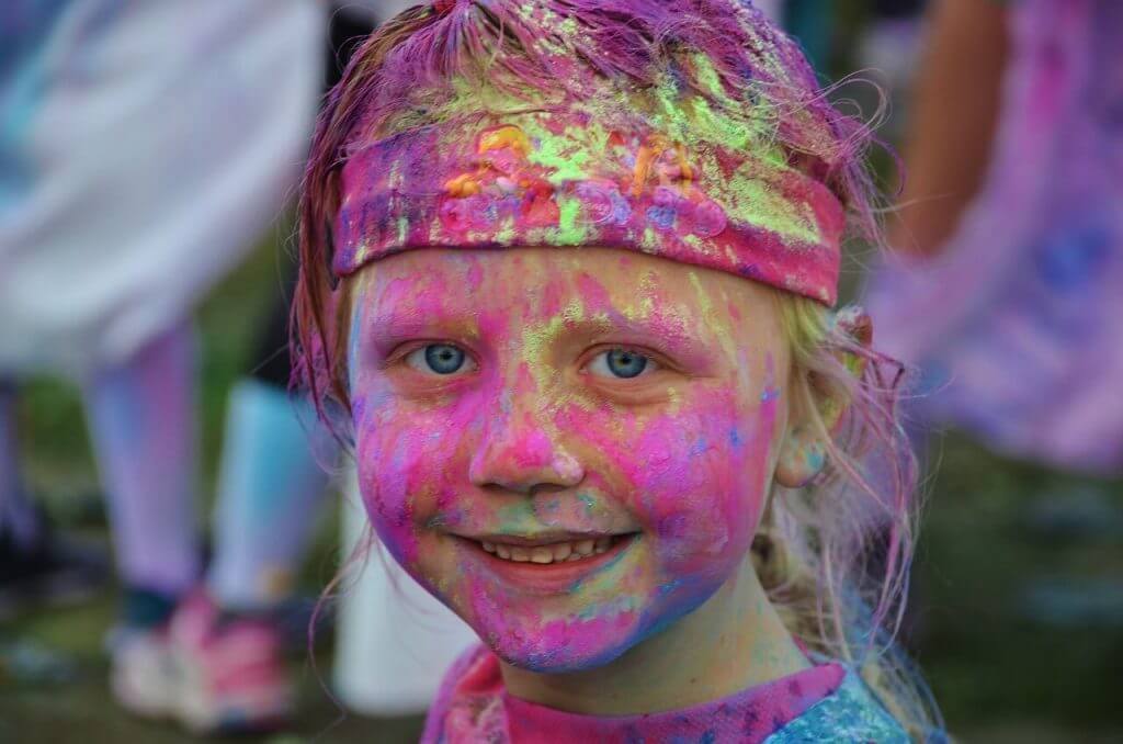 Petite fille lors d'une color run holi