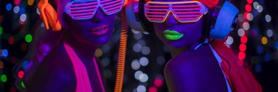 Soiree fluo : 2 femmes portant un déguisement fluo et écoutant de la musique lors d'une soirée fluo