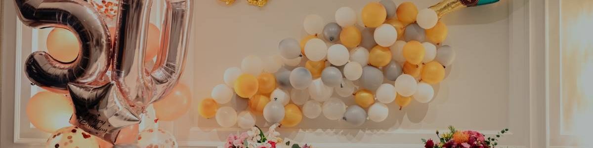 Ballons De Luxe Et Confettis Dorés Pour Cadre De Célébration De
