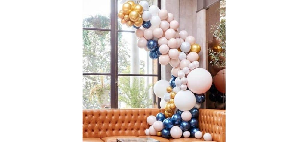 Kit arche de ballons luxe bleu, blanche et dorée
