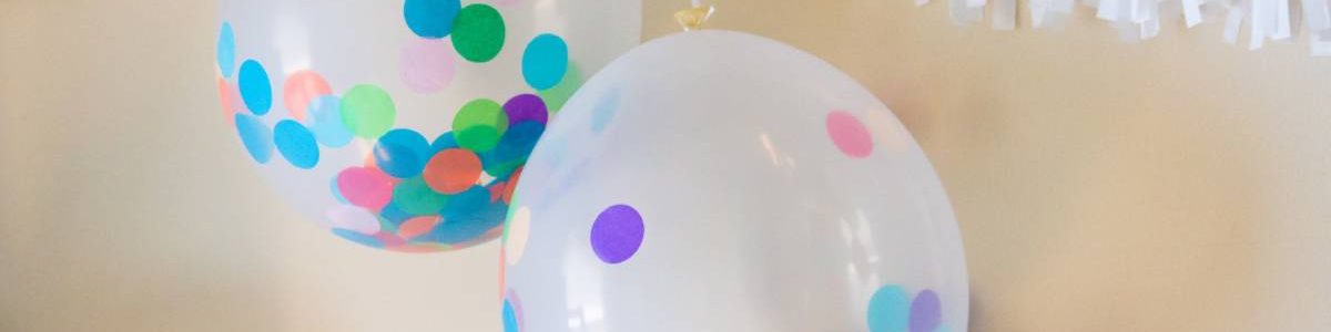 Ballon Joyeux anniversaire confettis carrés
