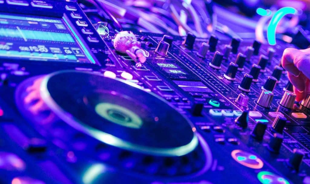 table de mixage DJ