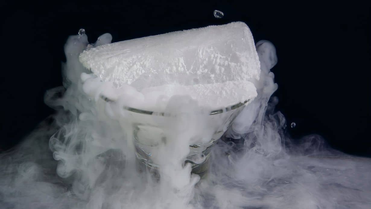 Choisissez la glace carbonique Ice-prod pour animer vos soirées !